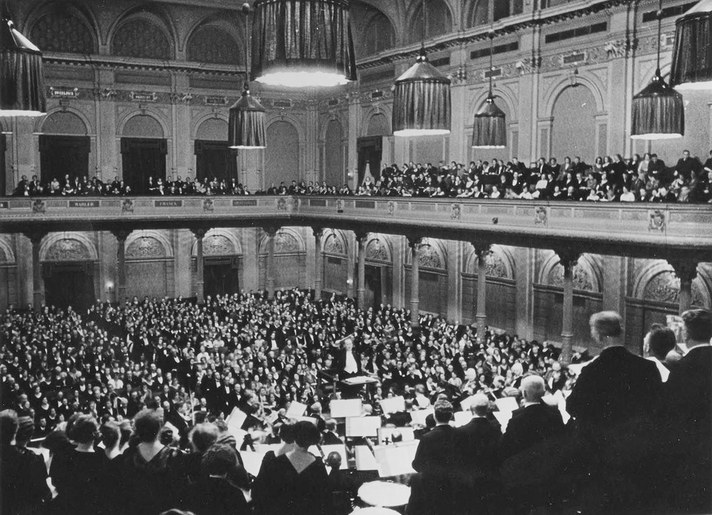Willem Mengelberg leads the Concertgebouw Orchestra in a sold-out concert
