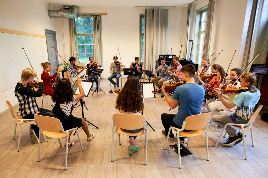 Young groepsrepetitie strijkers Borika van den Booren_-_2019-08-8_-_milagro_elstak (1)